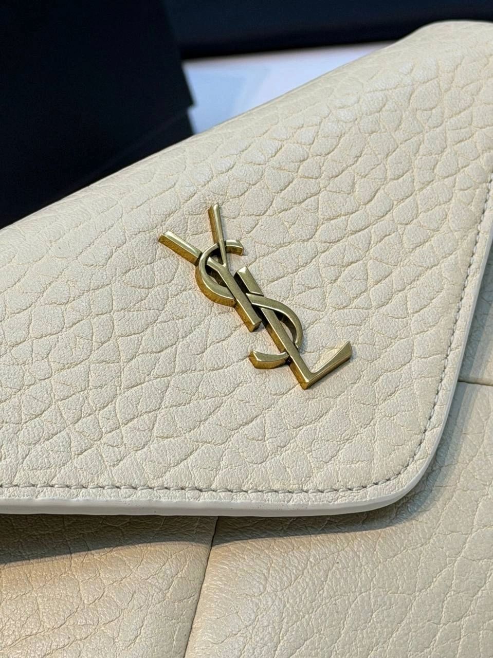 Saint Laurent Cassandre Small Chain Pouch is crafted from white lambskin and features the iconic gold-tone monogram - Image 3