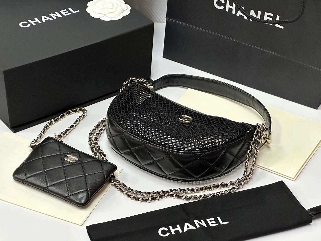 Chanel Clutch with chain Mesh, Shiny Lambskin & Gold-Tone Metal black - Image 6