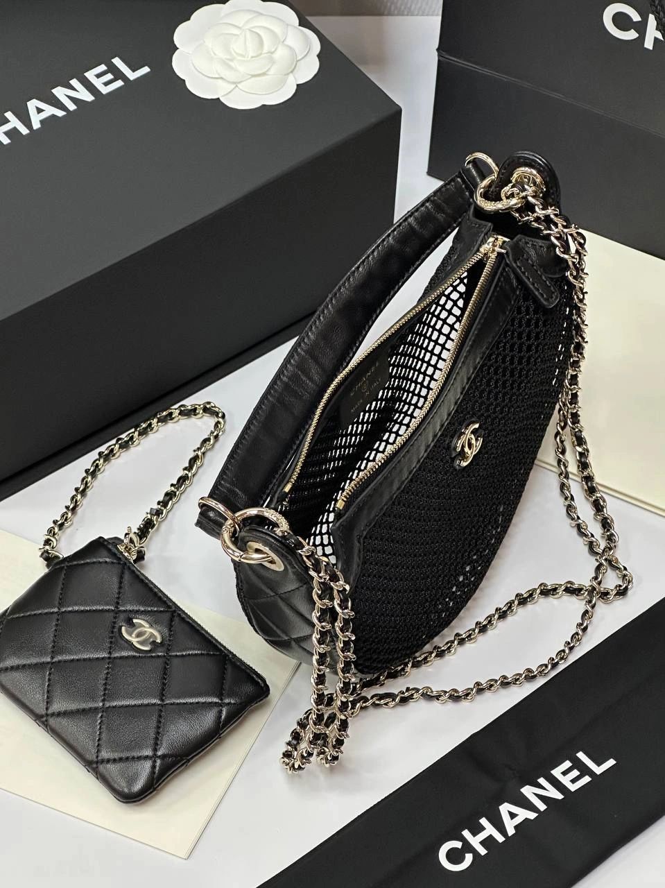 Chanel Clutch with chain Mesh, Shiny Lambskin & Gold-Tone Metal black - Image 7