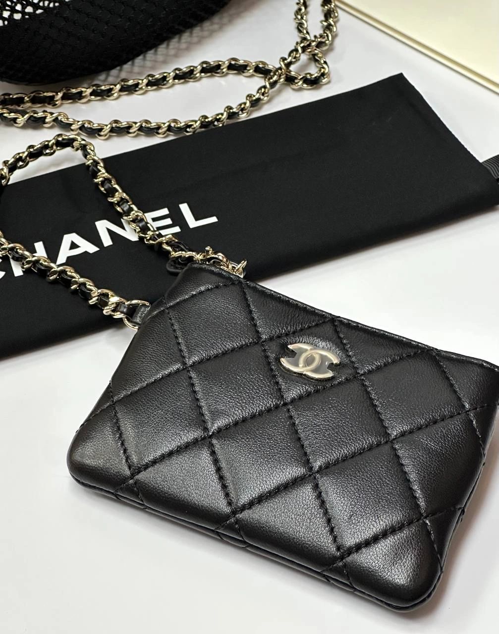 Chanel Clutch with chain Mesh, Shiny Lambskin & Gold-Tone Metal black - Image 3