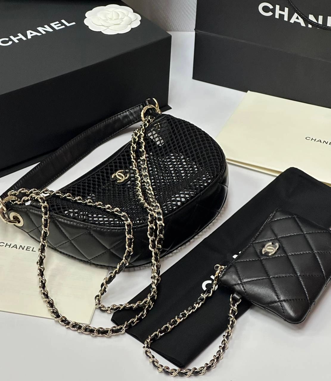 Chanel Clutch with chain Mesh, Shiny Lambskin & Gold-Tone Metal black - Image 8