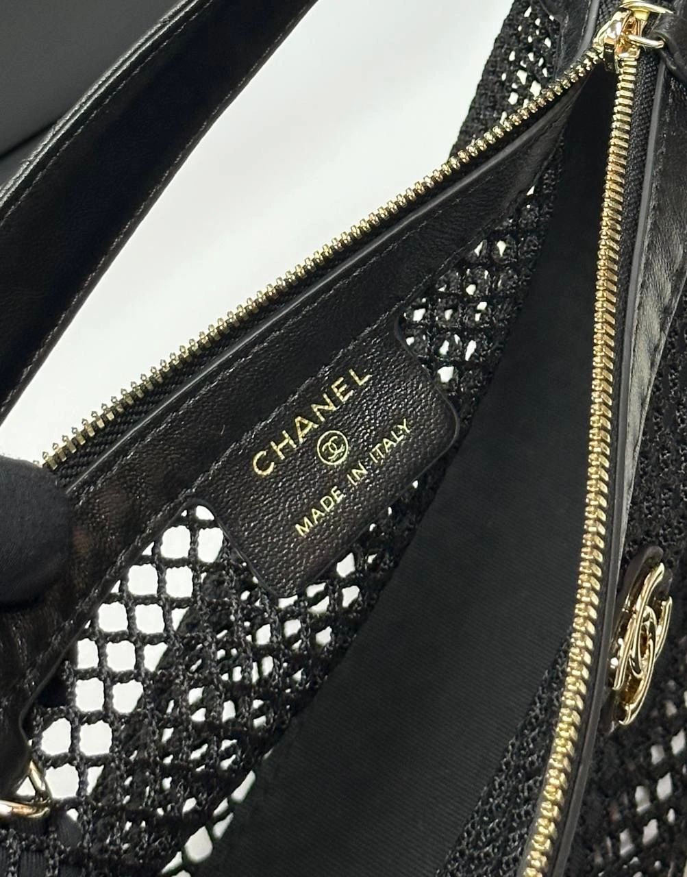 Chanel Clutch with chain Mesh, Shiny Lambskin & Gold-Tone Metal black - Image 5